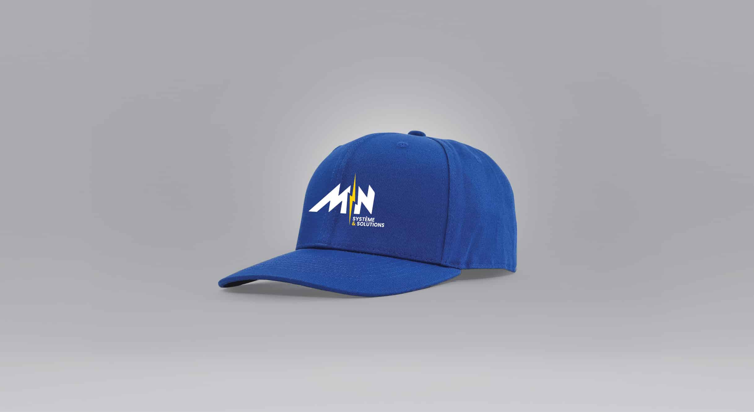 Casquette baseball bleu roi brodée du logo MN (éclair jaune) et du slogan "SYSTÈME & SOLUTIONS". Vêtement professionnel technique.