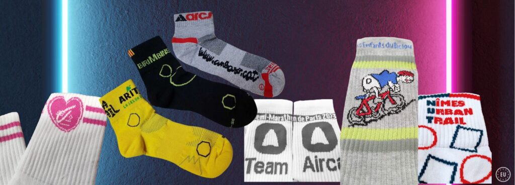 Collection de chaussettes de sport personnalisées : roses/blanches, jaune 'ARIT', noire 'BIRIMBINS', grises avec Snoopy cycliste, blanches 'Semi-Marathon de Paris 2023', et blanches 'NÎMES URBAN TRAIL'.