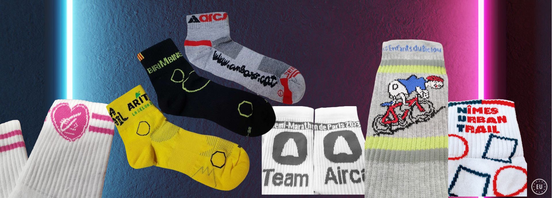 Collection de chaussettes de sport personnalisées : roses/blanches, jaune 'ARIT', noire 'BIRIMBINS', grises avec Snoopy cycliste, blanches 'Semi-Marathon de Paris 2023', et blanches 'NÎMES URBAN TRAIL'.