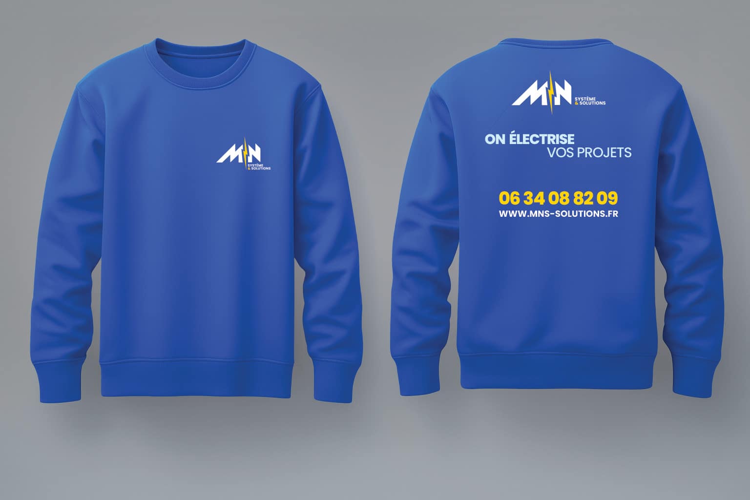 Sweat-shirt bleu MN Système & Solutions. Design avant/arrière. Slogan électricité : ON ÉLECTRISE VOS PROJETS. Contact : 06 34 08 82 09 / MNS-SOLUTIONS.FR.