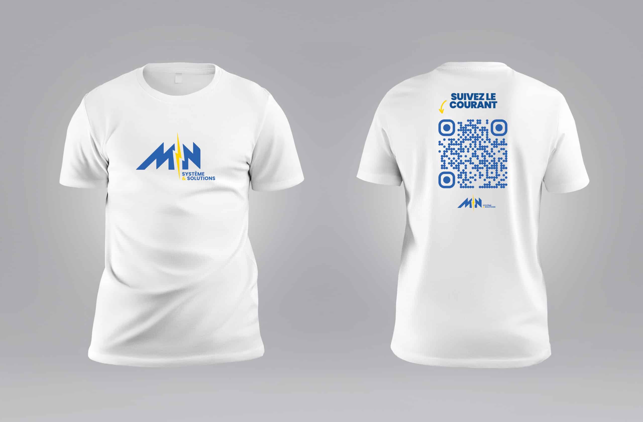 T-shirt blanc MN Système & Solutions (éclair) face/dos. Dos: "SUIVEZ LE COURANT" et grand QR code Instagram bleu pour le marketing.
