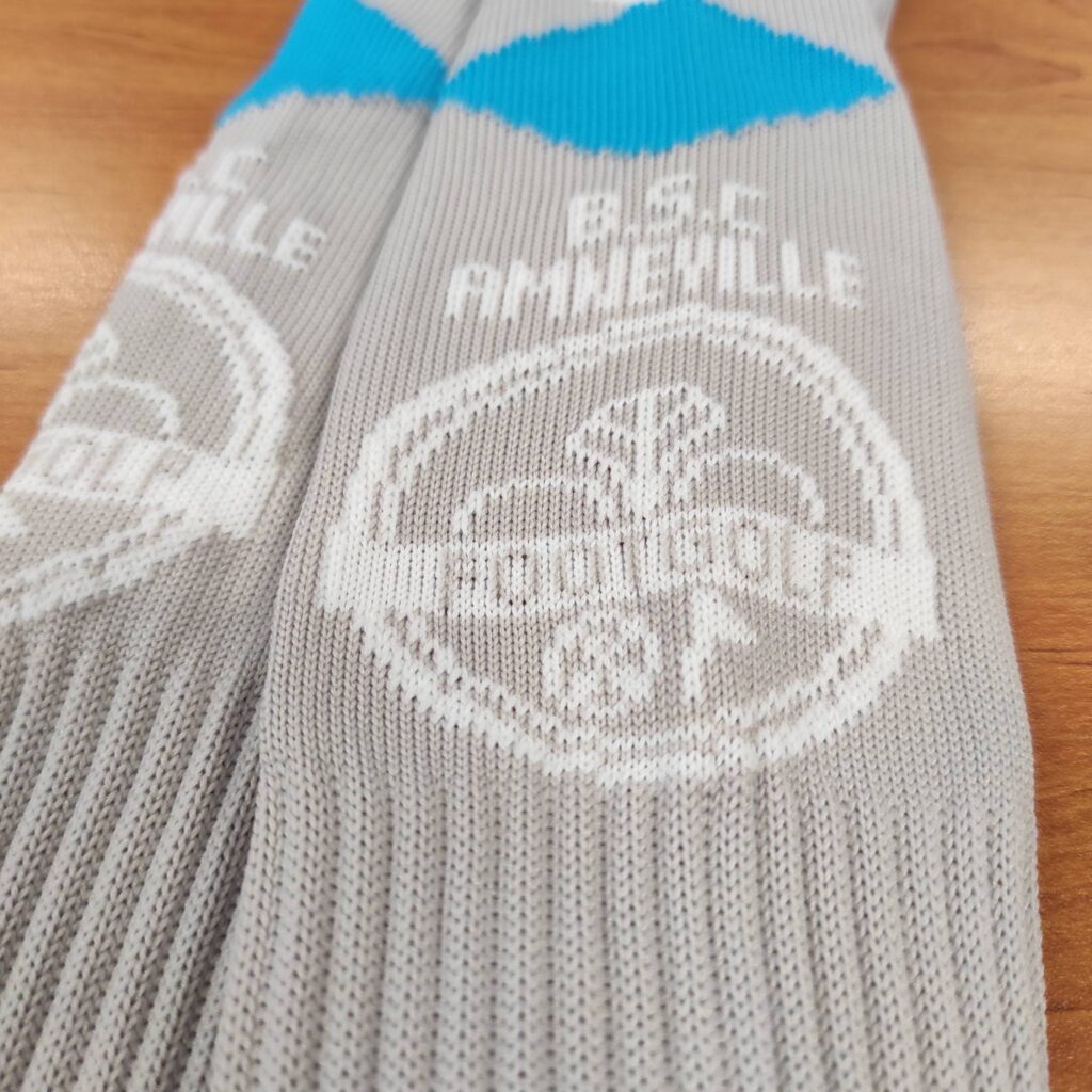 Chaussettes sport grises et bleues, logo blanc "FOOT GOLF" et inscription "B.S.C. AMNÉVILLE" brodés dans le tissage côtelé.
