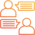 Dialogue et conversation en ligne : échange d'utilisateurs Deux icônes d'utilisateurs orange en conversation. Chaque silhouette possède une bulle de dialogue avec du texte symbolisant l'échange ou le support client.
