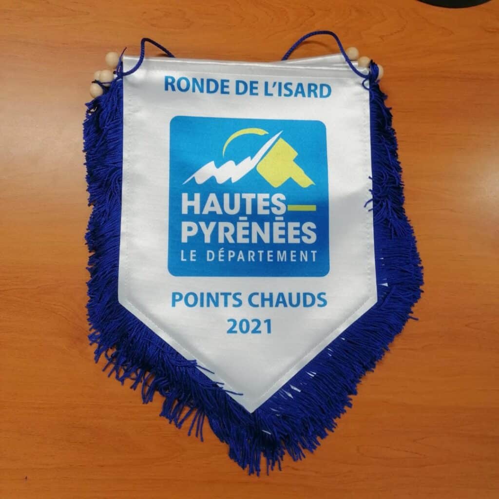 Fanion blanc et bleu Ronde de l'Isard 2021, Hautes-Pyrénées, classement Points Chauds.