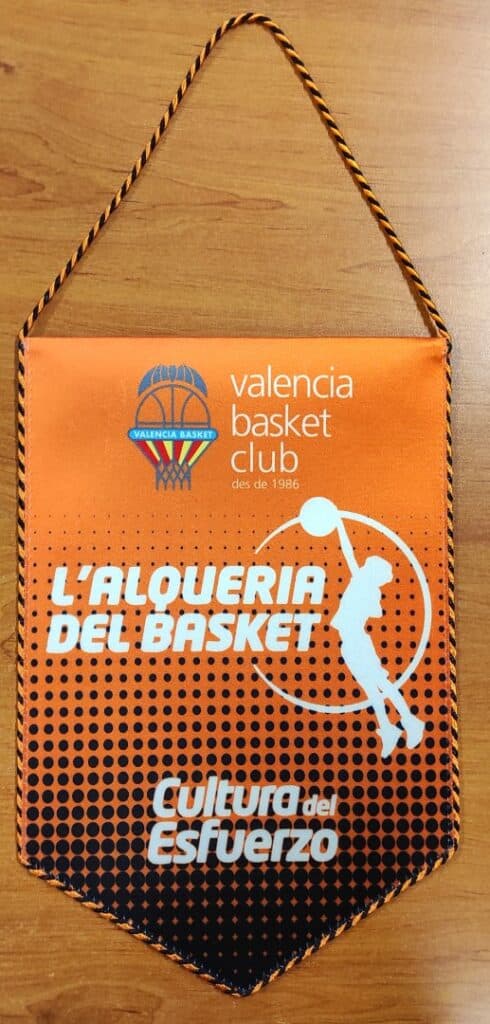 Fanion orange du Valencia Basket Club avec logos L'Alqueria del Basket et slogan Cultura del Esfuerzo.
