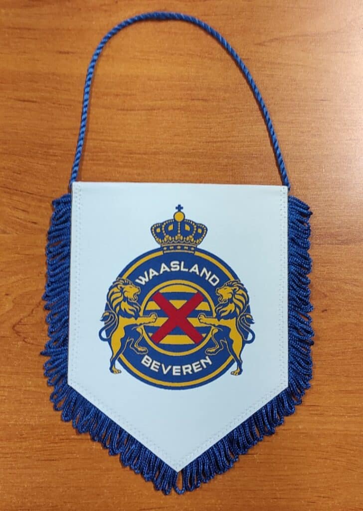 Fanion de football blanc Waasland-Beveren avec logo, lions, couronne et franges bleues.