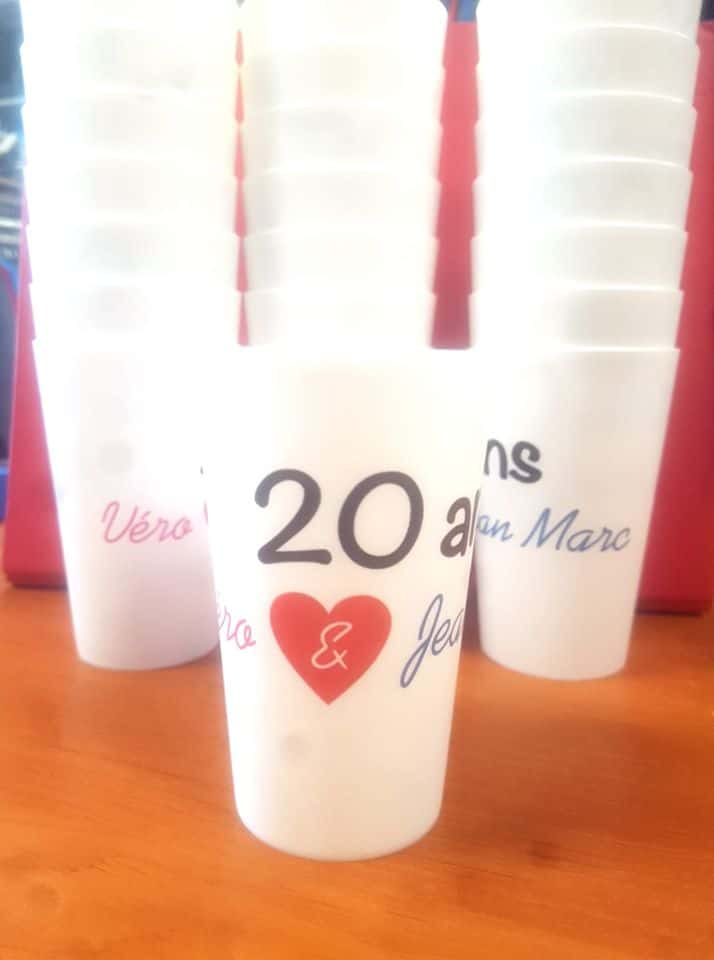 Gobelets personnalisés 20 ans avec Véro & Jean Marc et un cœur rouge pour fêter un anniversaire.