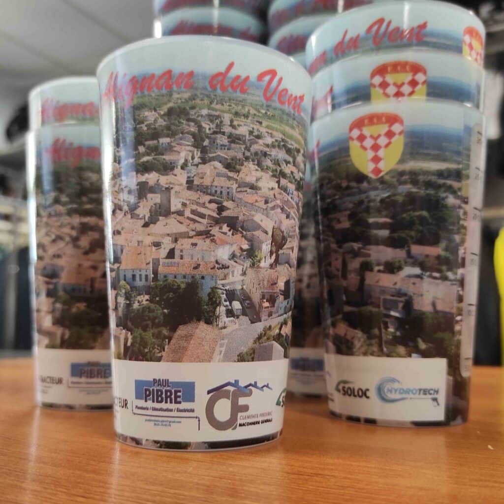 Gobelets écocups Alignan du Vent avec vue aérienne du village et logos de partenaires locaux dont Paul Pibre.