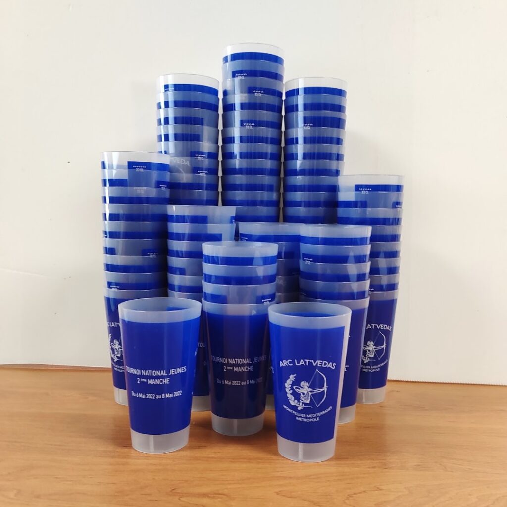 Gobelets bleus Arc Lat'Vedas, Tournoi National Jeunes 2022, personnalisés pour le club d'archerie de Montpellier.